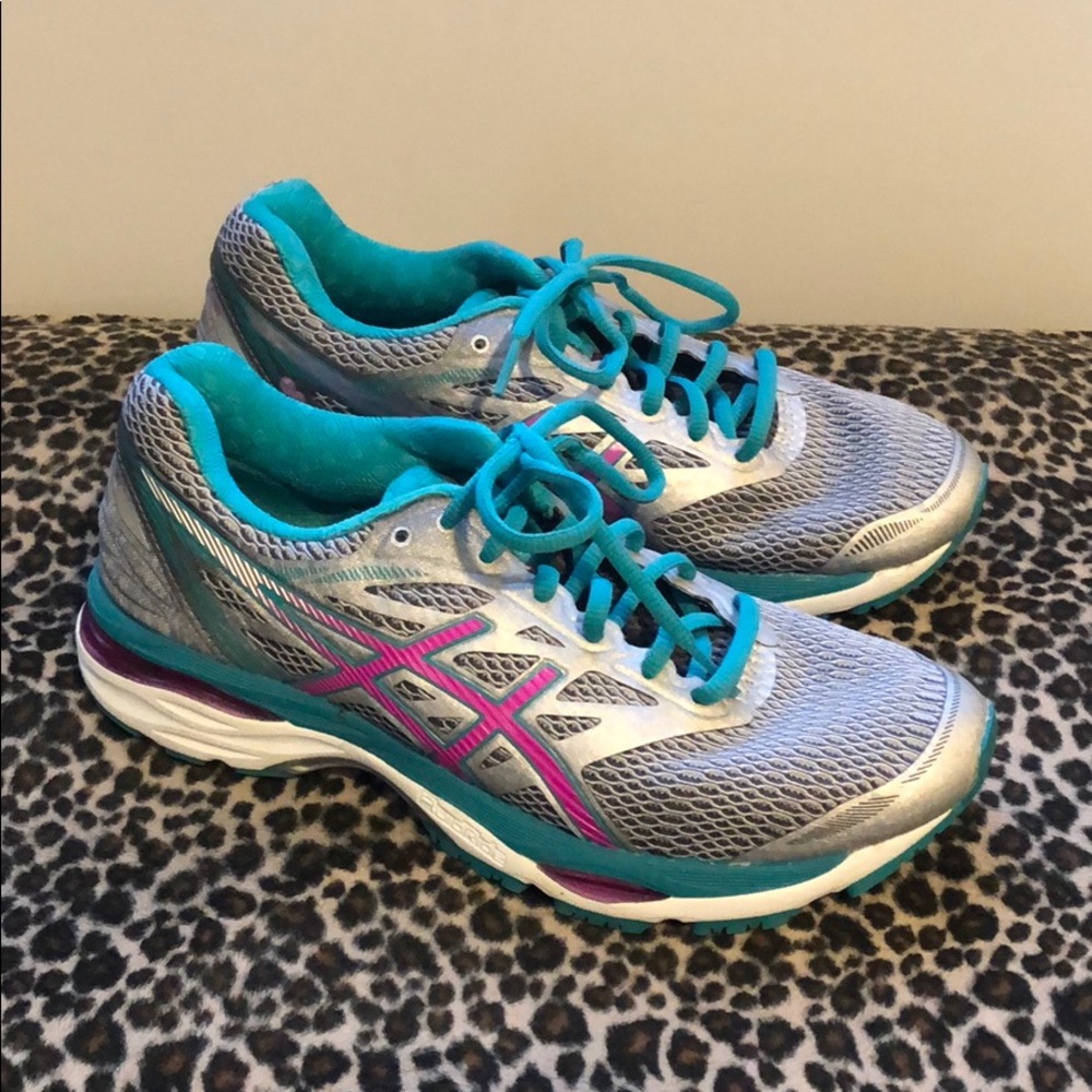 NWOT ASICS RUNNING SHOES